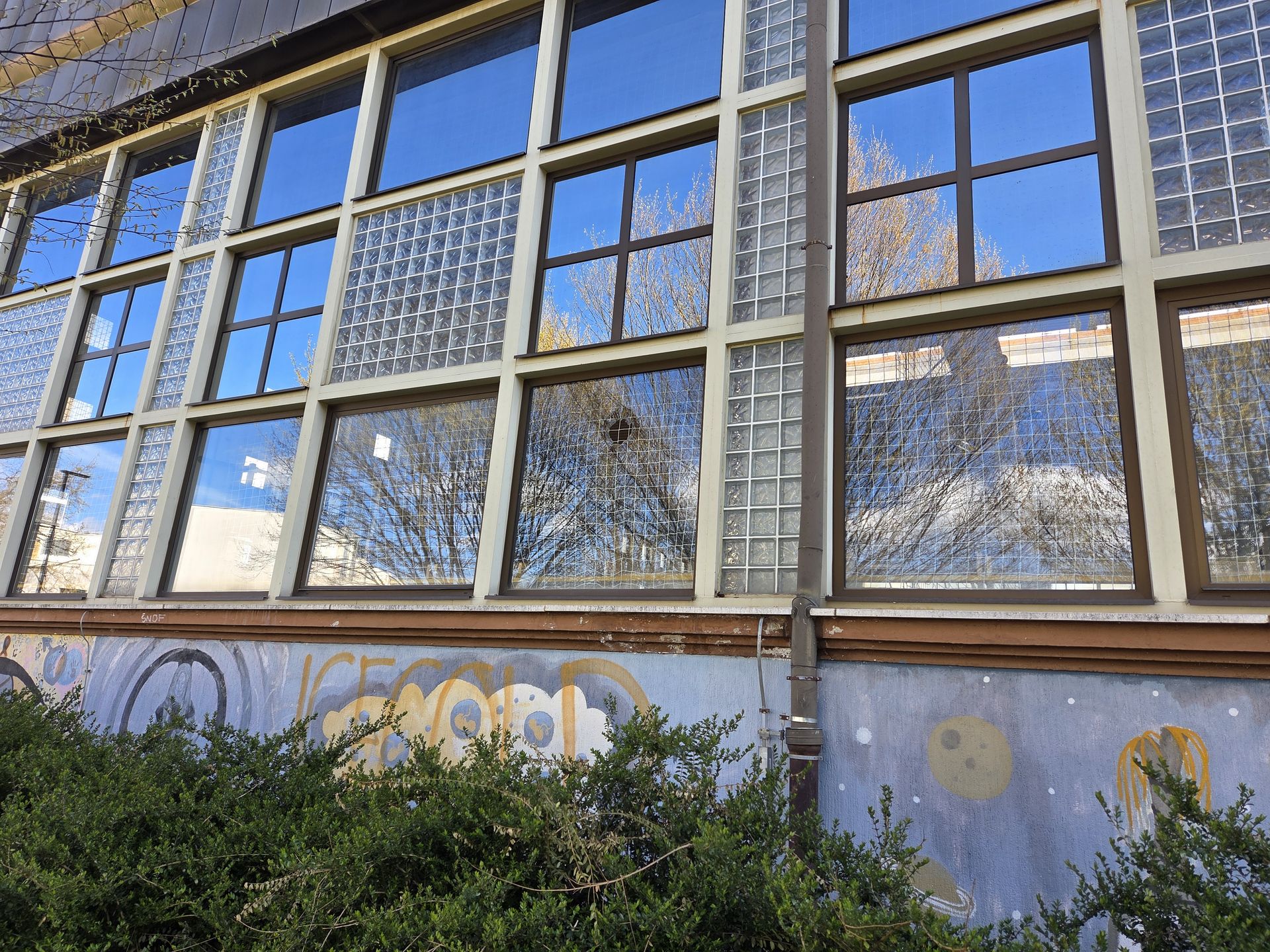 Z večjim kamnom razbil okno telovadnice Šolskega centra Velenje 