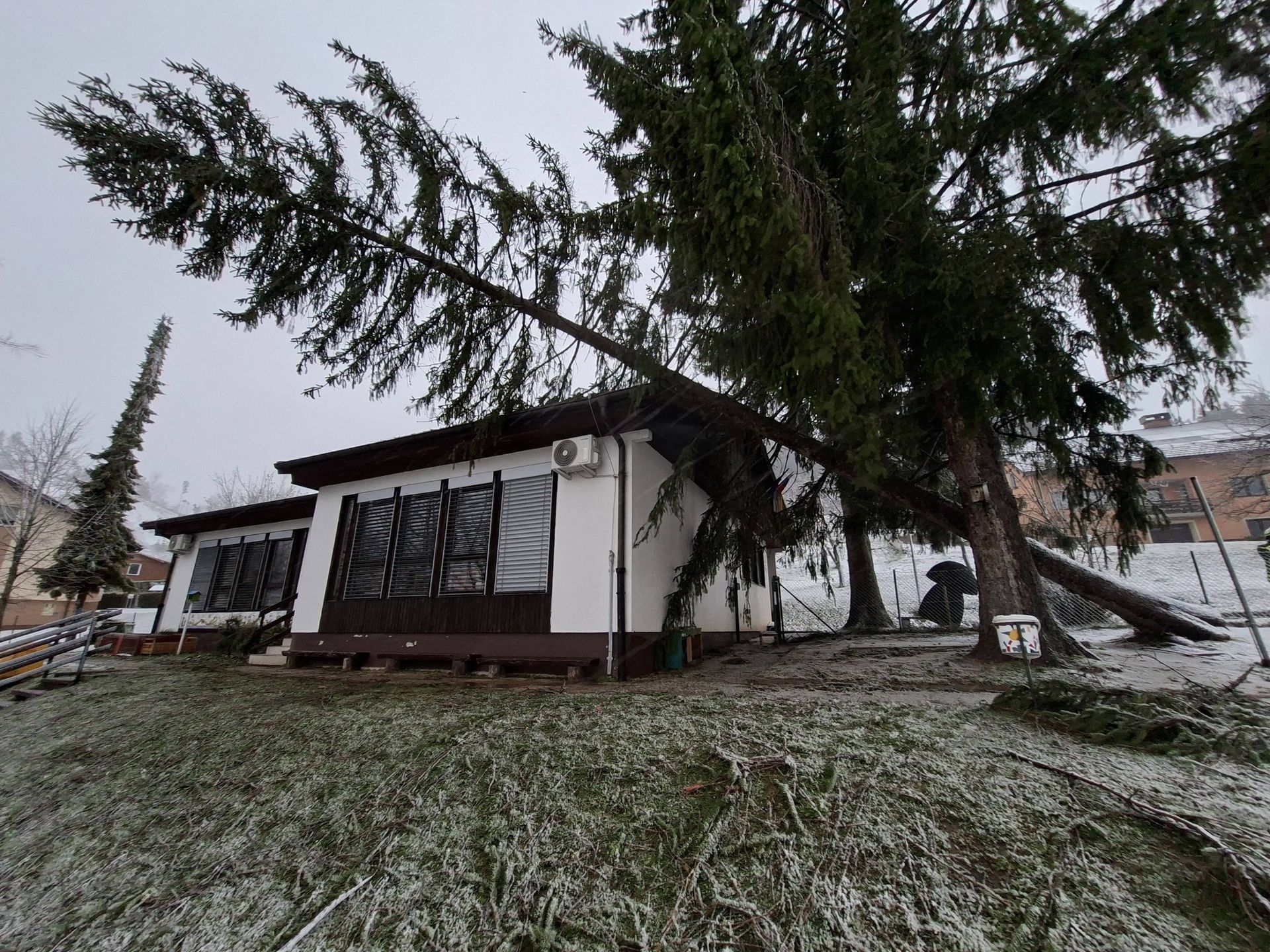 Vetrolom poškodoval tudi vrtec v Škalah  #foto