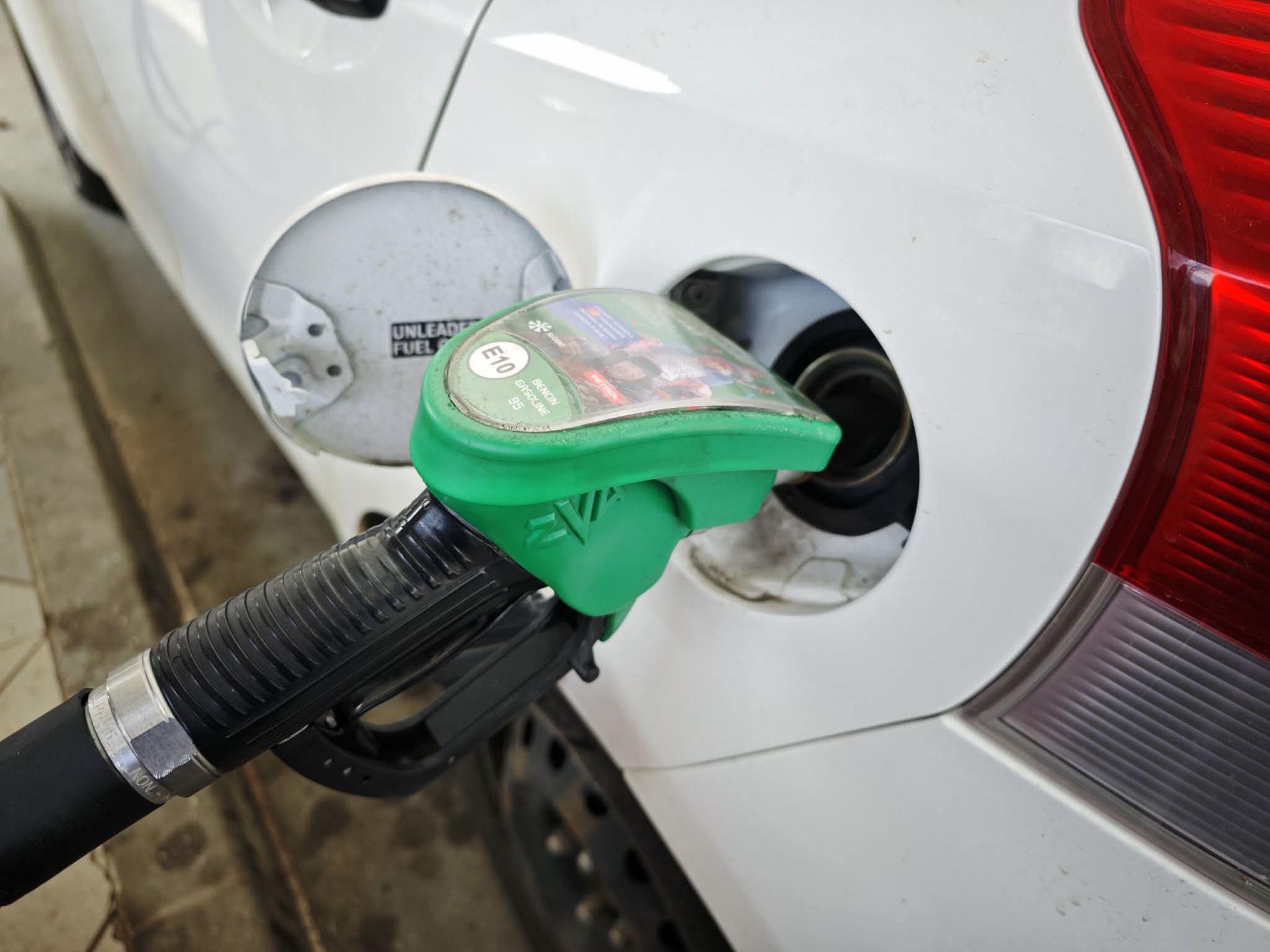 Od srede nižje cene dizla in kurilnega olja, višja cena bencina