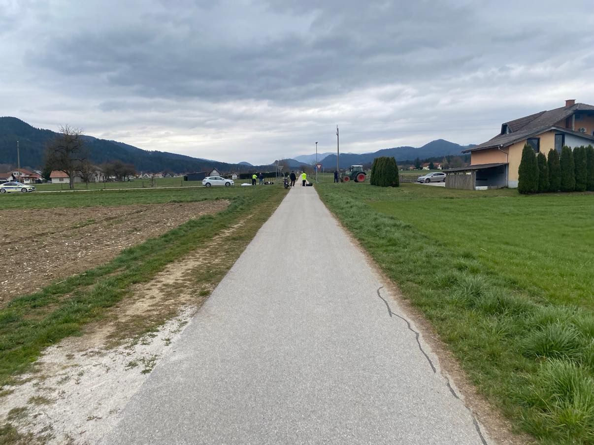 V prometni nesreči v Šmartnem pri Slovenj Gradcu umrl mopedist