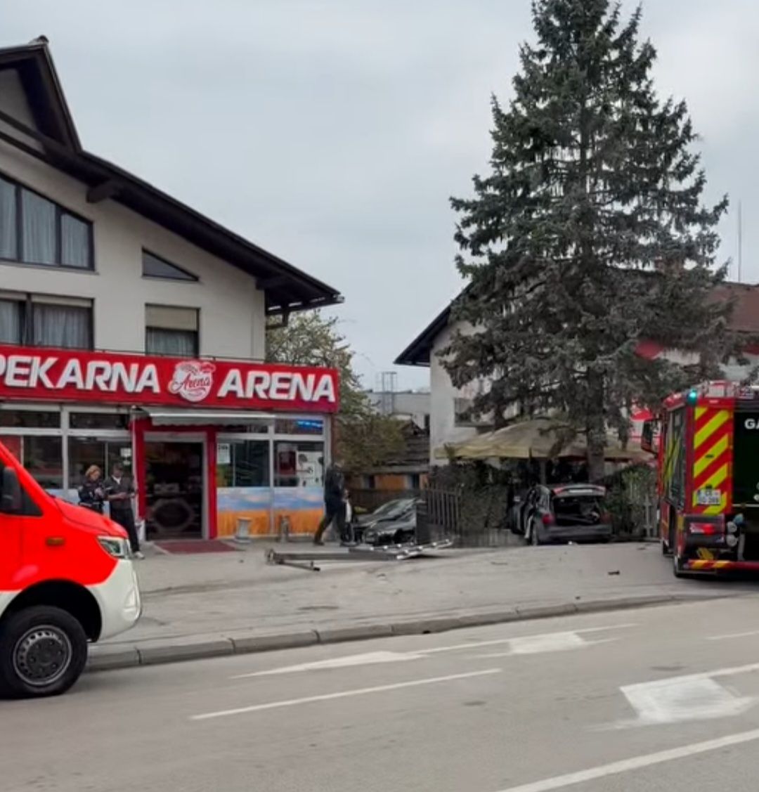 V prometni nesreči na Cesti talcev sopotnik huje poškodovan, voznik pod vplivom drog