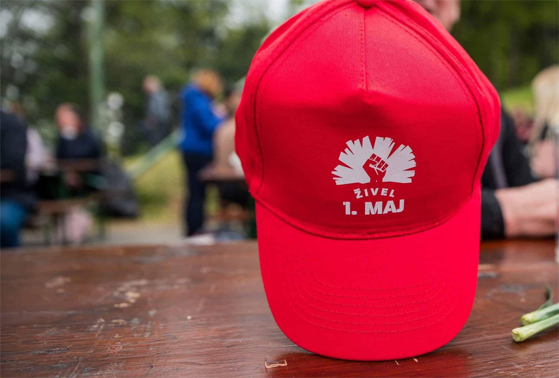 V prvih prvomajskih poslanicah sindikatov opozorila pred posegi v delavske pravice