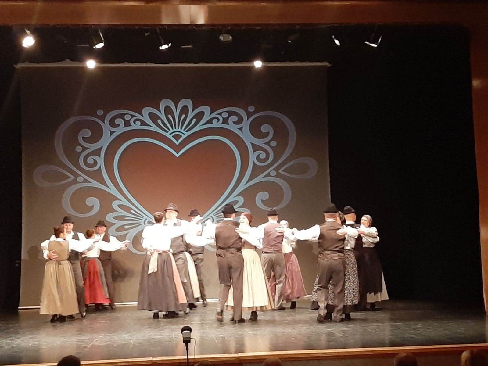 Folklorno društvo Oglarji vas danes vabi na letni koncert "Gre po ljudeh"