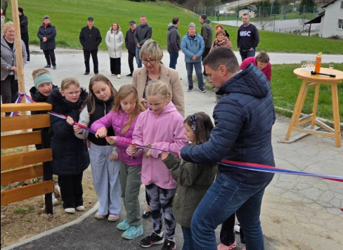 Namenu predali novo pešpot Škale–Hrastovec