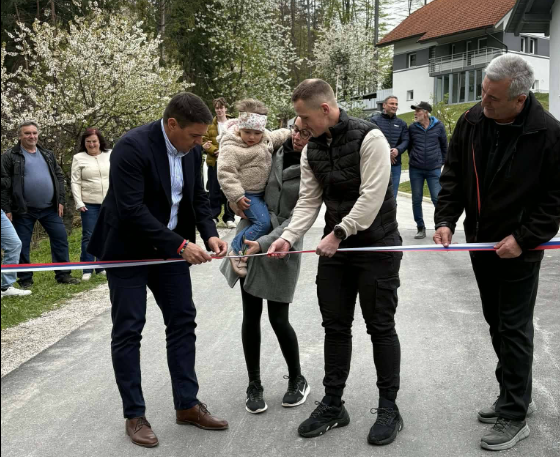 Namenu predali asfaltirano cesto Videmšek