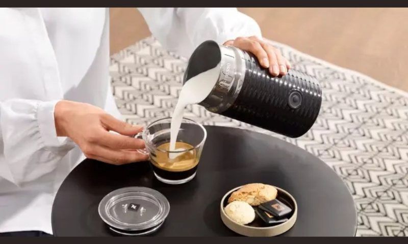 Penilec mleka: Majhen pripomoček, ki vsakodnevno pitje kave spremeni v ritual