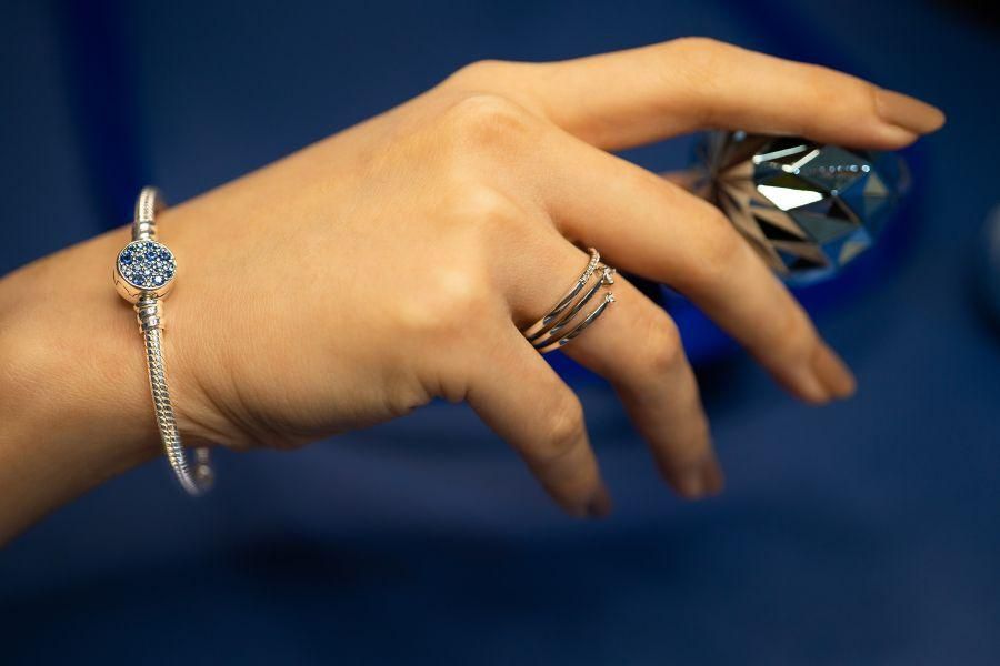 Srebrne zapestnice: Ko nakit ni le dodatek, ampak del osebnega občutka