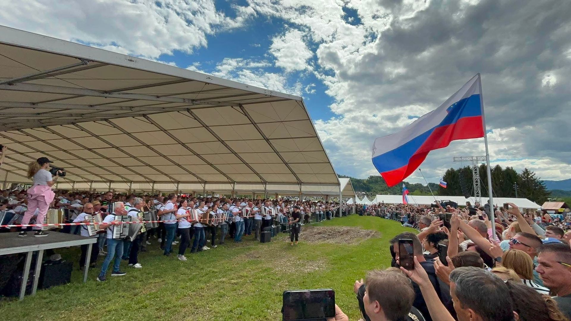 (VIDEO) V Velenju podrli slovenski in evropski rekord: Zazvenelo je 4066 harmonik