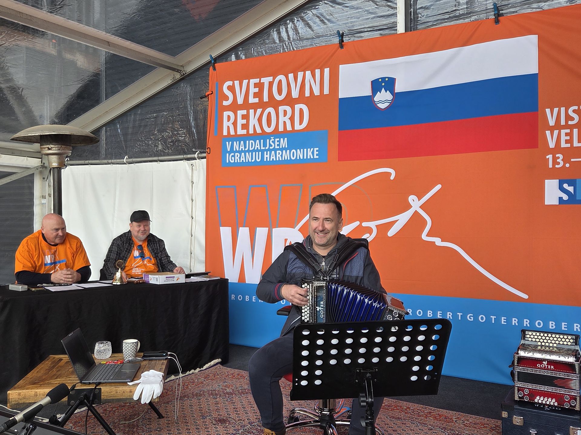 (VIDEO) Harmonikar Robert Goter v nov poskus za Guinnessov rekord