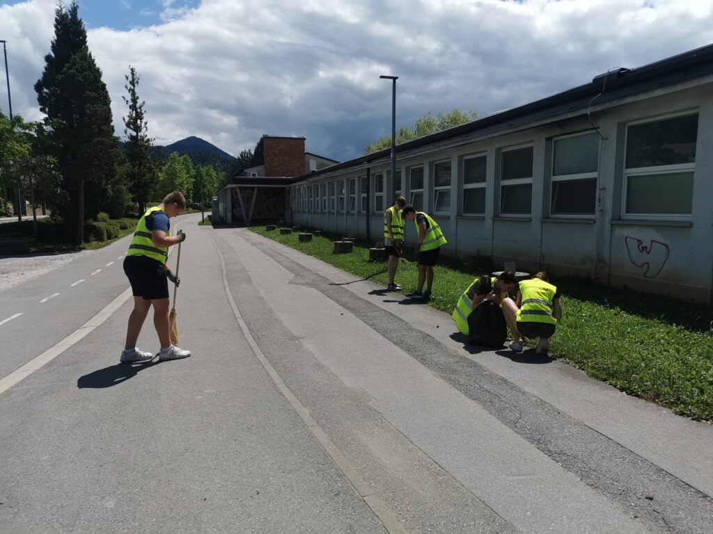 Mladi bodo tudi letos čistili mesto: Od torka odprte prijave za počitniško delo 