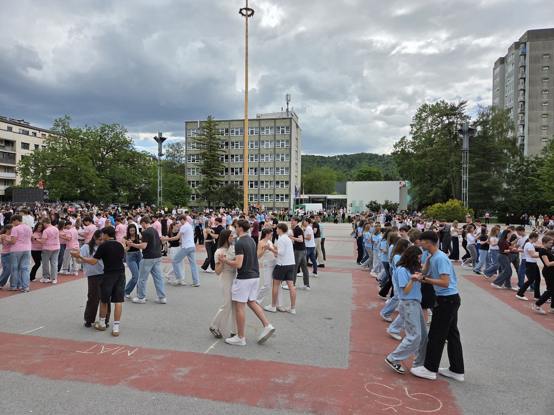 Velenje v plesnih ritmih: Na Titovem trgu zaplesali maturanti in devetošolci (FOTO)