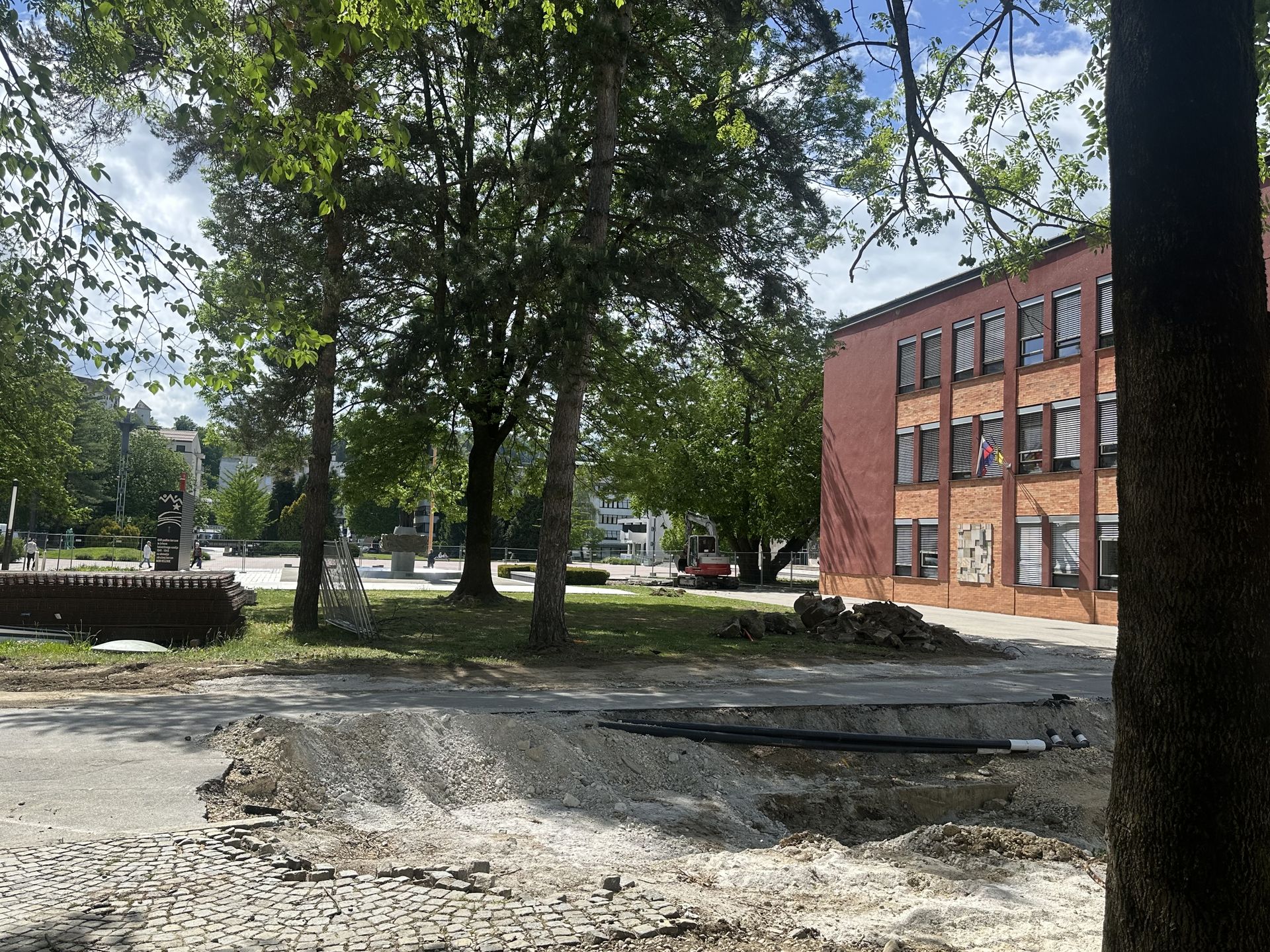 Zaradi nadaljevanja tretje faze del, delno zaprt odsek Cankarjeve ceste proti Titovemu trgu