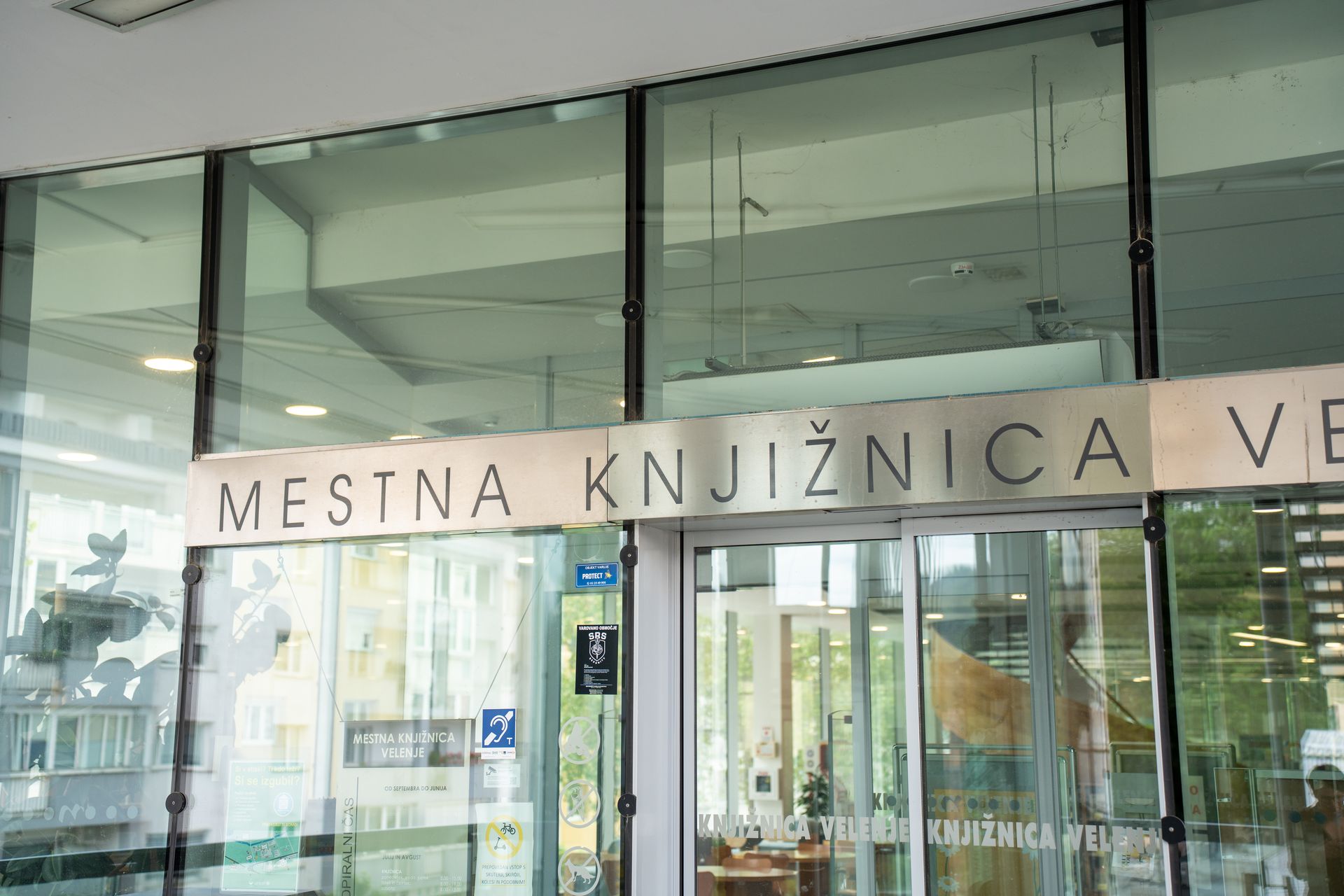 Junij v Knjižnici Velenje: Od raziskovanja preteklosti do poletnega knjižnega navdiha