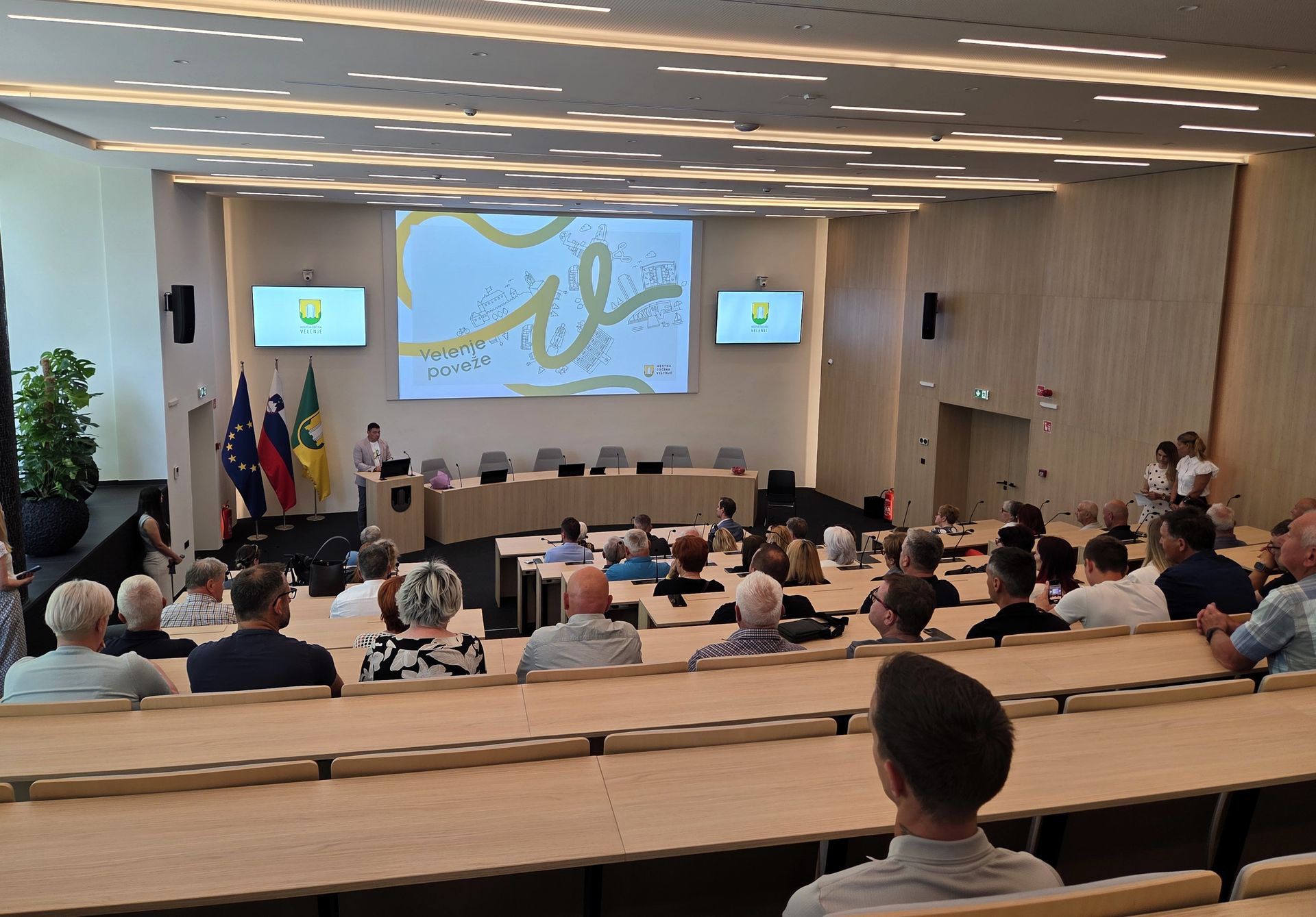 (VIDEO in FOTO) Vrata je odprla prenovljena sejna dvorana Mestne občine Velenje