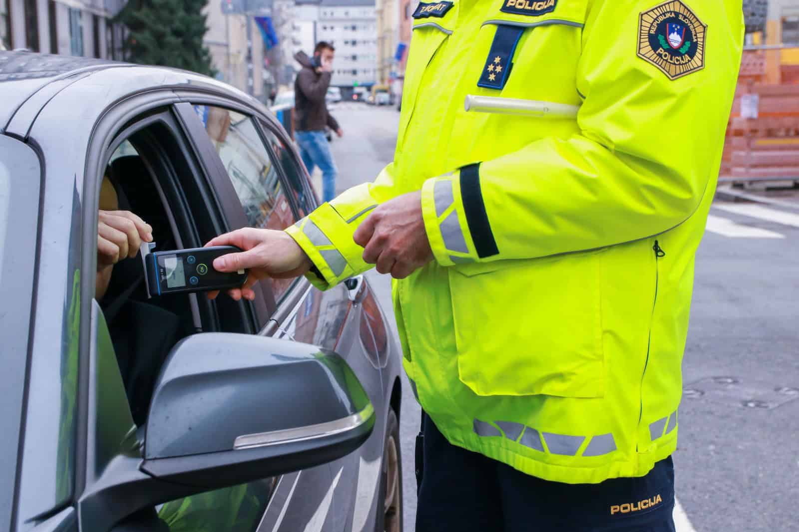 Voznik pod vplivom alkohola pobegnil s kraja nesreče, pešec poškodovan 