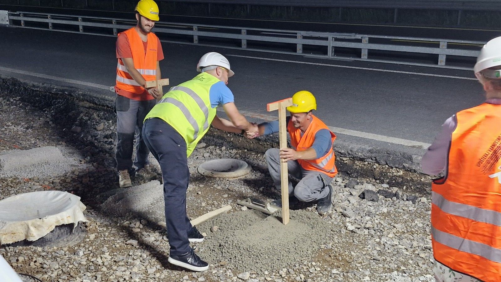 Nočno delo naj bi obnovo avtoceste pri Postojni skrajšalo za do 30 dni