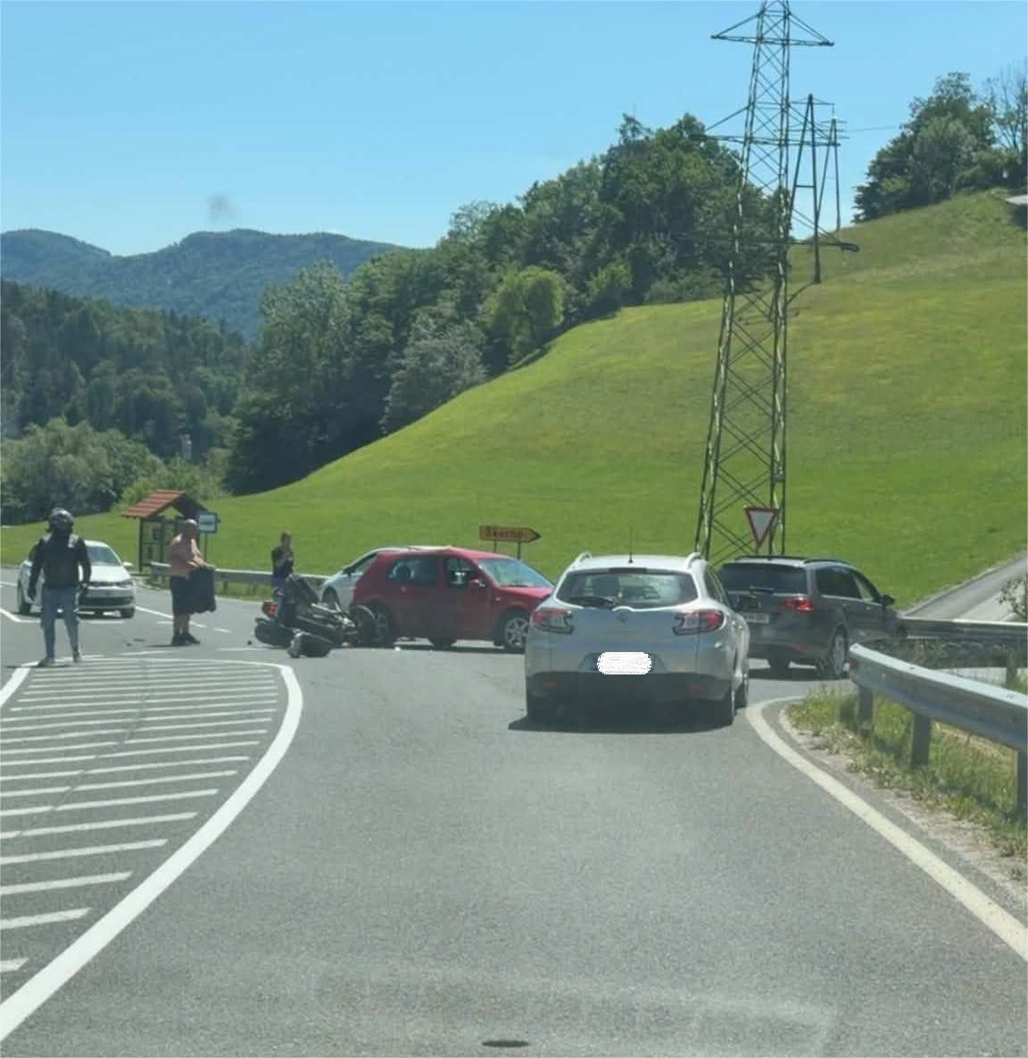 Previdno: Na cesti Lokovica - Šmartno ob Paki je prišlo do prometne nesreče 