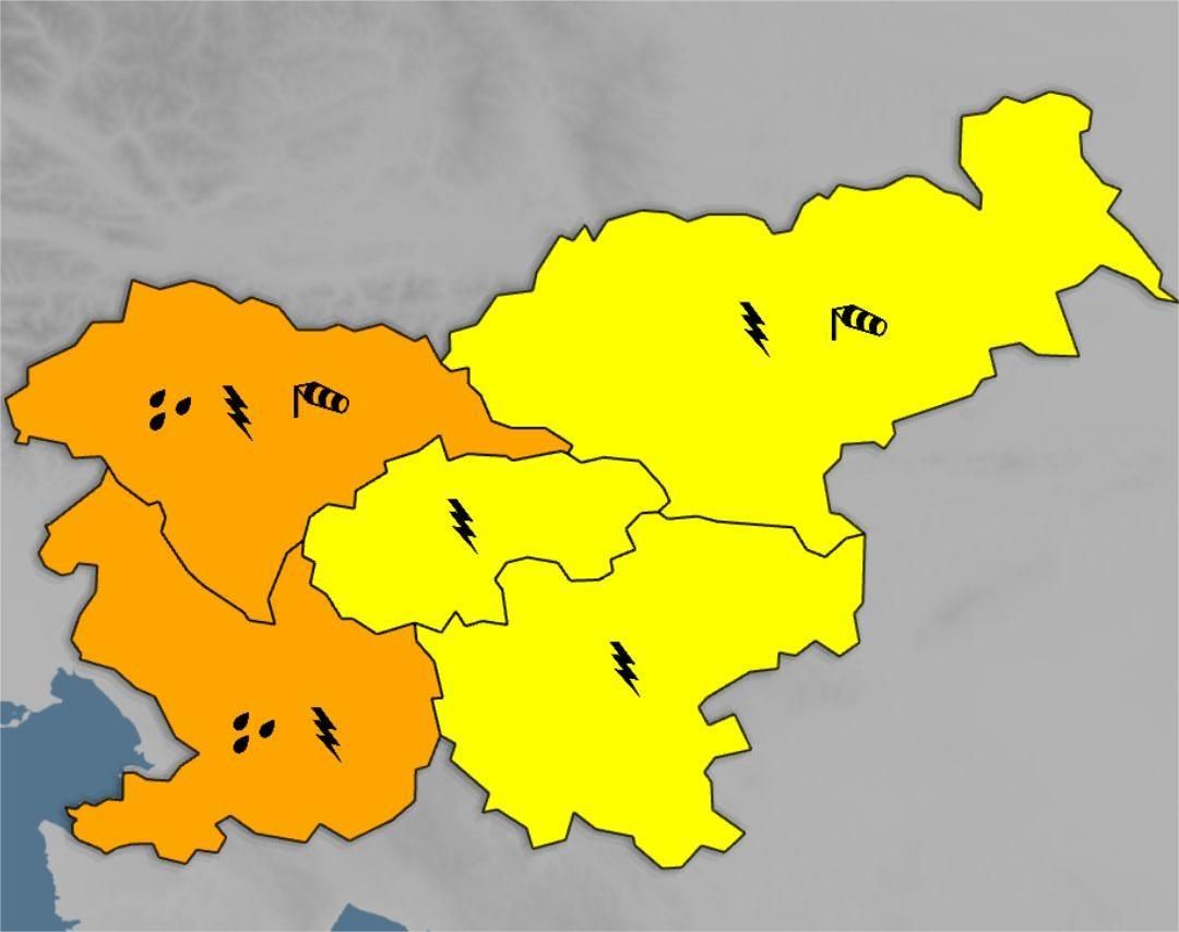 ARSO: Ponoči možni krajevni nalivi, za del države izdano oranžno opozorilo
