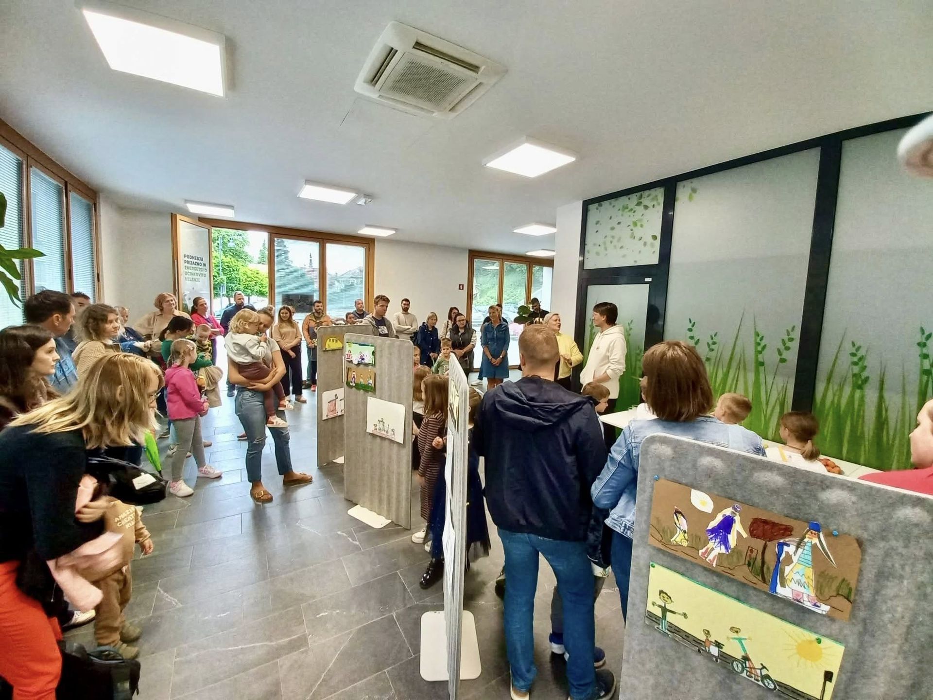 V Podnebno-energetski pisarni Velenje na ogled razstava "Zelena, trajnostna mobilnost skozi otroške oči"