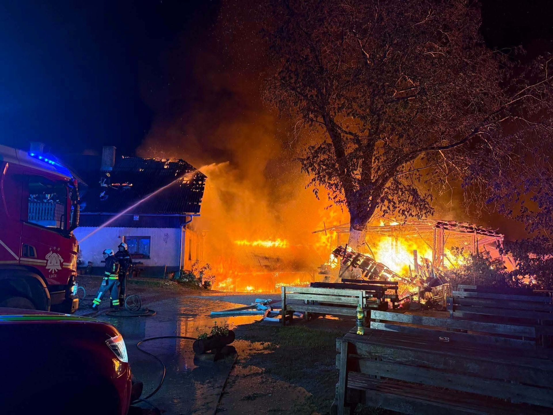 (FOTO) Požar zajel najvišje ležečo kmetijo v Sloveniji, dve osebi poškodovani 