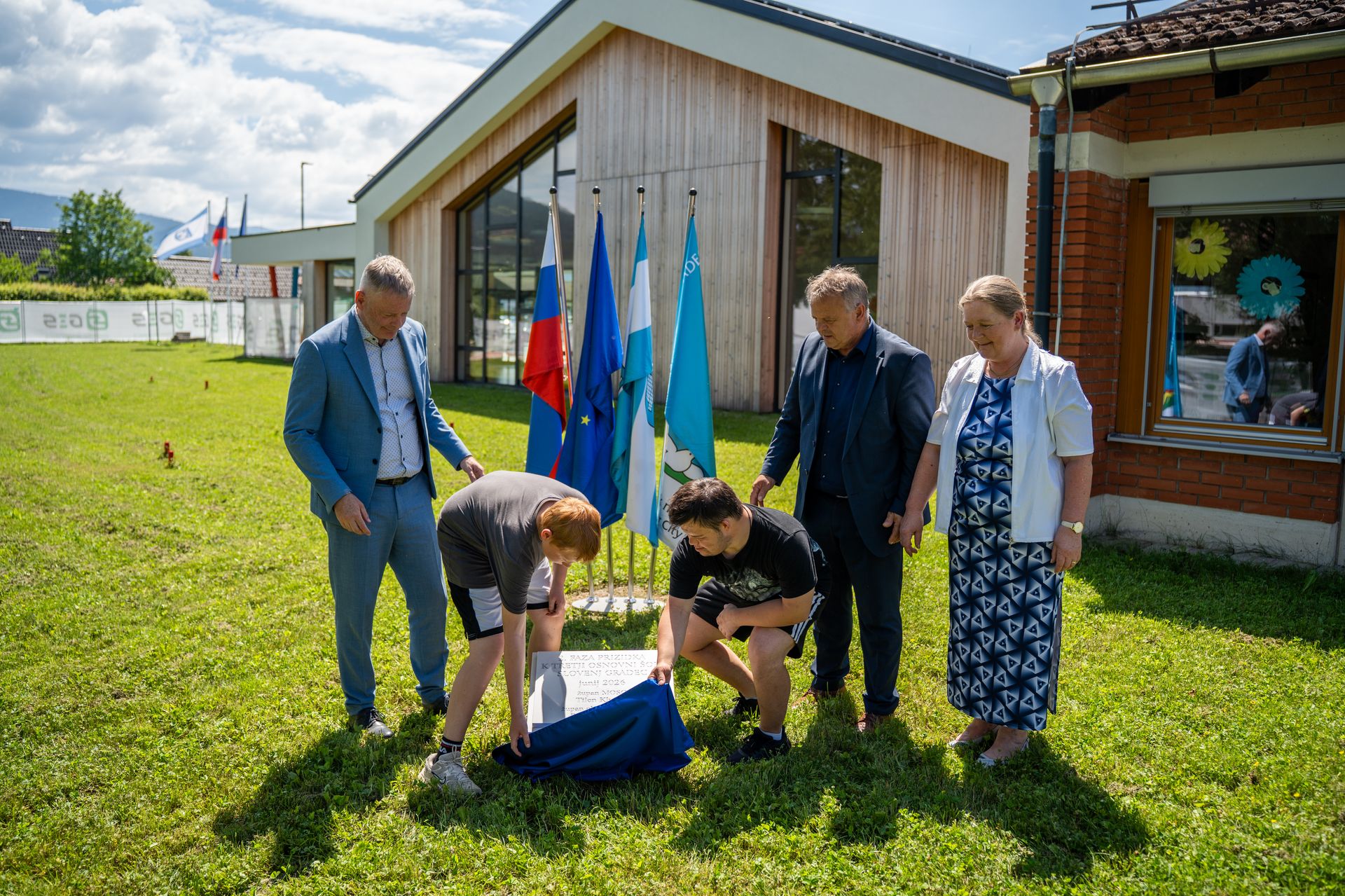 (FOTO in VIDEO) Pri Tretji OŠ slovesno odkrili temeljni kamen za novo telovadnico