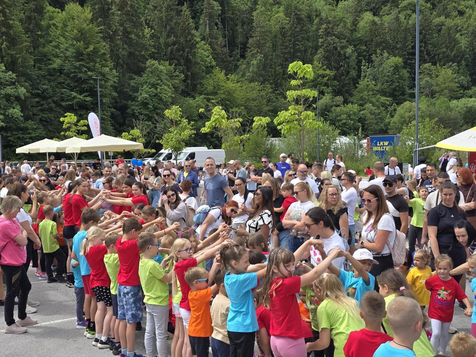 Skazin dobrodelni tek Otrok otroku združil rekordno število tekačev  za duševno zdravje otrok