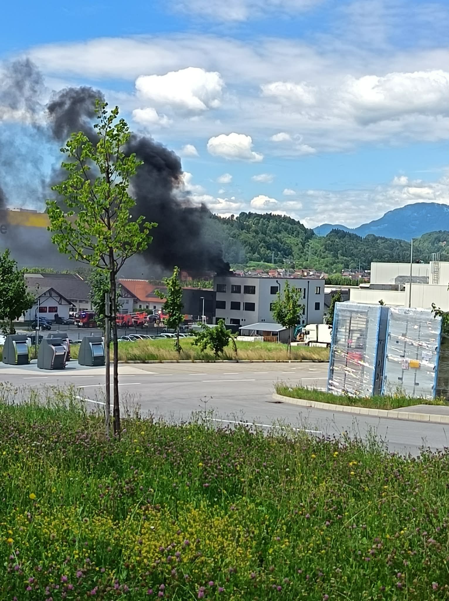 Intervencija v teku: V industrijski coni je zagorelo #foto #video