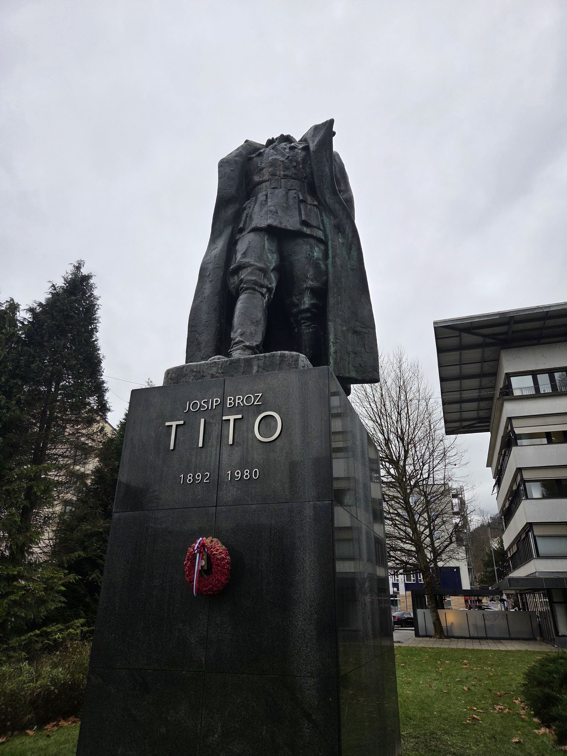 Celjsko tožilstvo vložilo obtožnico zoper skrunitelja Titovega kipa v Velenju
