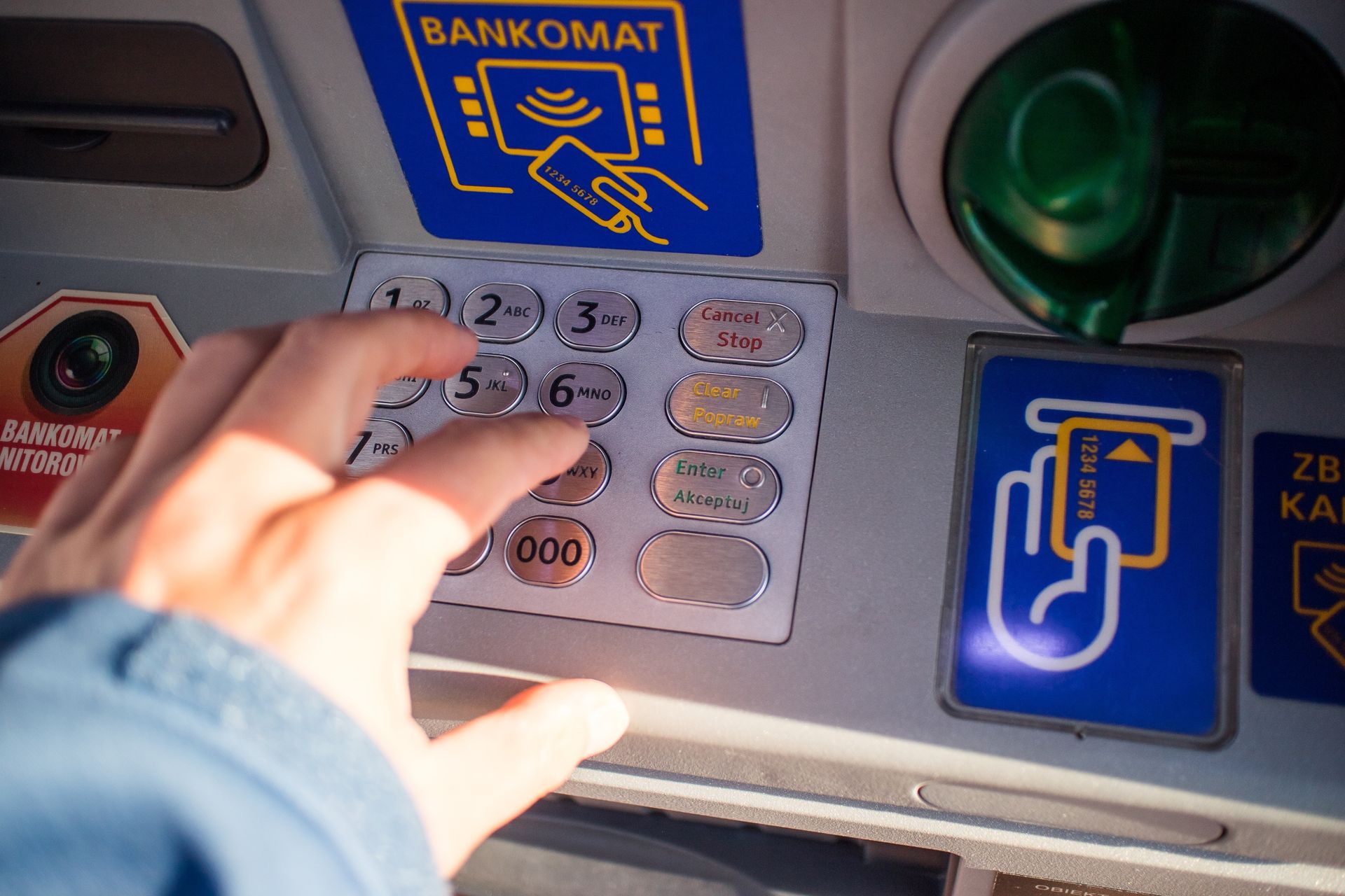 ZPS v času počitnic opozarja na previdnost pri dvigu gotovine na bankomatu