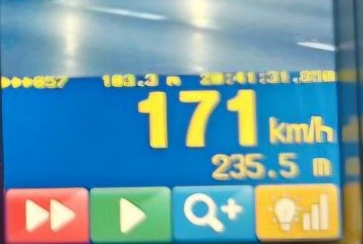 Voznik na avtocesti vozil 171 km/h in krepko pod vplivom alkohola 