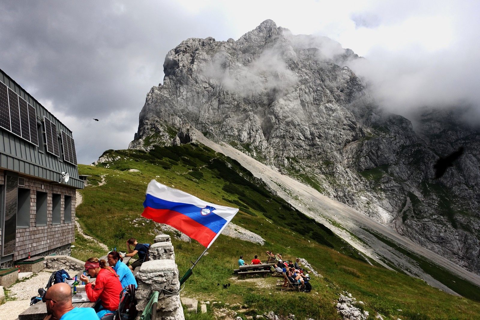 Planinske koče s številčnim obiskom in izzivi zagotavljanja vode, vse večja težava smeti