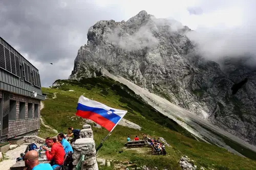 Planinske koče s številčnim obiskom in izzivi zagotavljanja vode, vse večja težava smeti