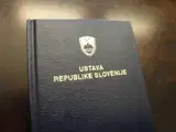 Prvošolcem in dijakom prvih letnikov na prvi šolski dan izvod slovenske ustave