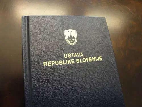 Prvošolcem in dijakom prvih letnikov na prvi šolski dan izvod slovenske ustave