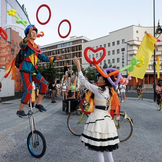 Bergant art: Cirkus na kvadrat