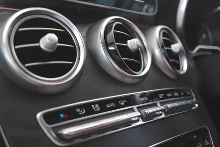 Ob vročini učinkovita klimatska naprava ključnega pomena za varno vožnjo