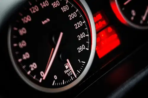 Na Koroško prihaja avtomobilski spektakel: Rohnenje motorjev, dvoboji na progah in atraktivni Car Meet