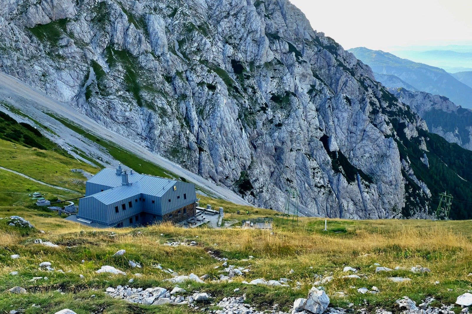 Naj planinski koči 2026 Kamniška koča na Kamniškem sedlu in Koča na Ljubelju