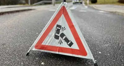Neprilagojena hitrost terjala svoj davek, otrok s skuterjem trčil v ograjo