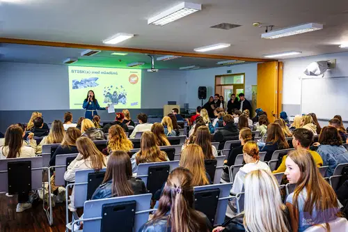 Ko je vsega preveč: STISK(e) ponujajo prostor za pogovor in podporo