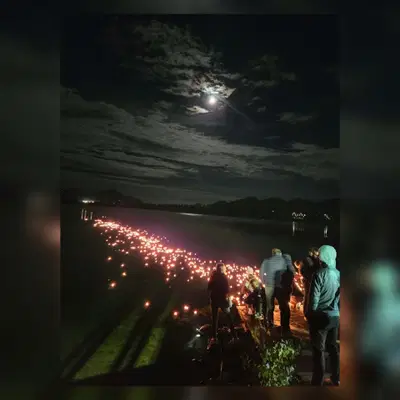 FOTO: Družmirsko jezero zasijalo v soju tisočerih lučk