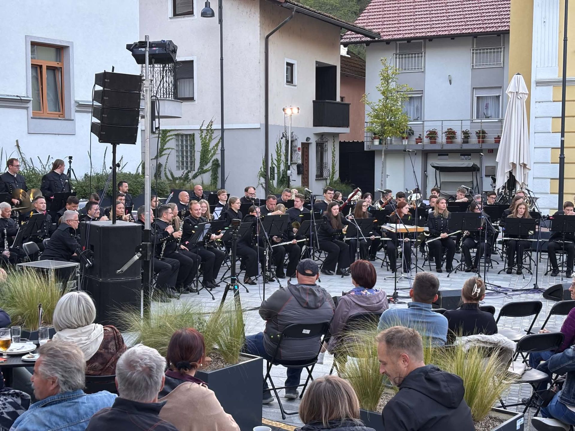 FOTO: Pihalni orkester Premogovnika Velenje z gosti pričaral čaroben balkanski večer