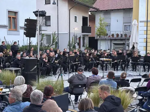 FOTO: Pihalni orkester Premogovnika Velenje z gosti pričaral čaroben balkanski večer