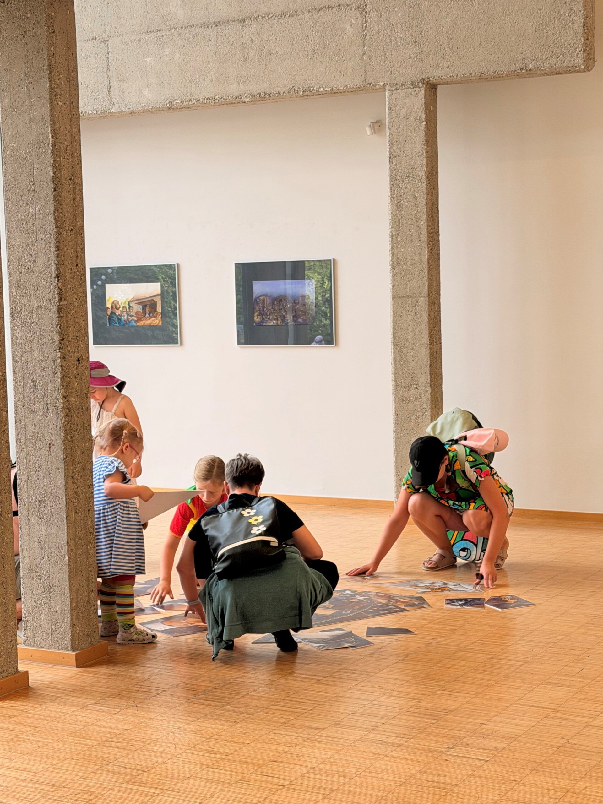 Igrajmo se v galeriji, interaktivne postaje