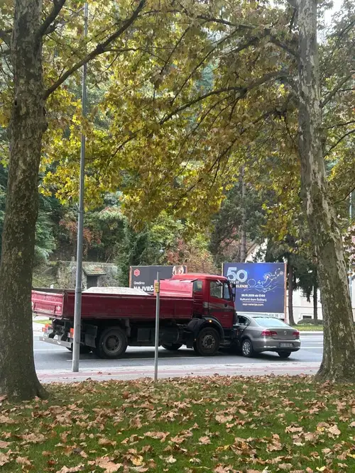Previdno: Prišlo je do prometne nesreče pri Vili Bianci