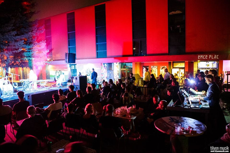 30 let: Vroči stol, koncert Delta Riff in bend presenečenja
