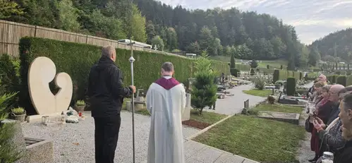 Včeraj je na pokopališču v Podkraju potekala slovesnost v spomin otrokom, ki so odšli prezgodaj