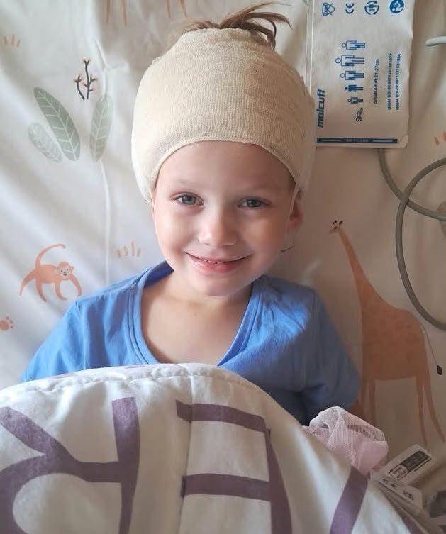 Petletna Lina po zahtevni operaciji možganskega tumorja praznuje rojstni dan v bolnišnici