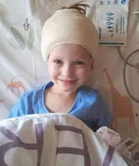 Petletna Lina po zahtevni operaciji možganskega tumorja praznuje rojstni dan v bolnišnici