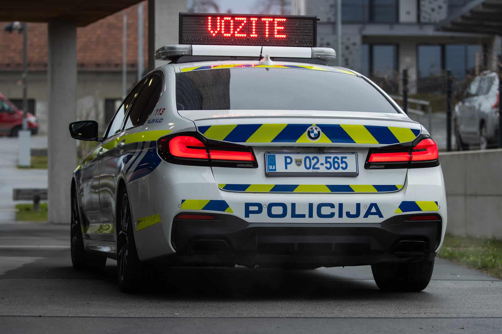 Močan veter v Velenju povzročil škodo: Policisti opozarjajo na nevarne predmete v okolici objektov
